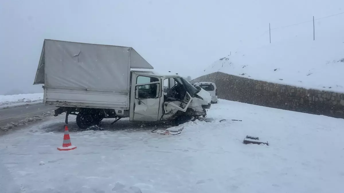 Hakkari-Yüksekova karayolunda acı kaza: 1 ölü 8 yaralı