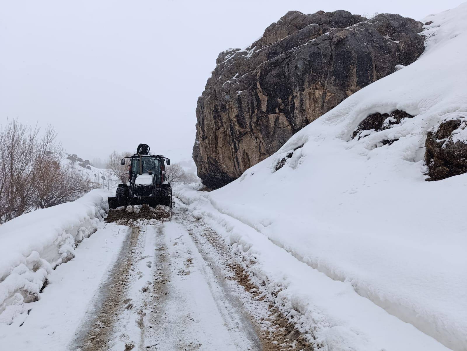 Hakkâri’de Kar Yağışı: 13 Köy ve 32 Mezra Yolu Kapandı