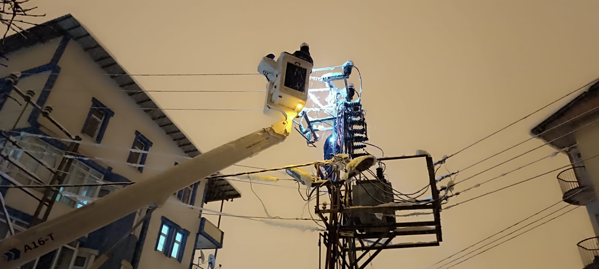 Hakkari'de Yoğun Kar Yağışı Elektrik Hatlarını Vurdu!
