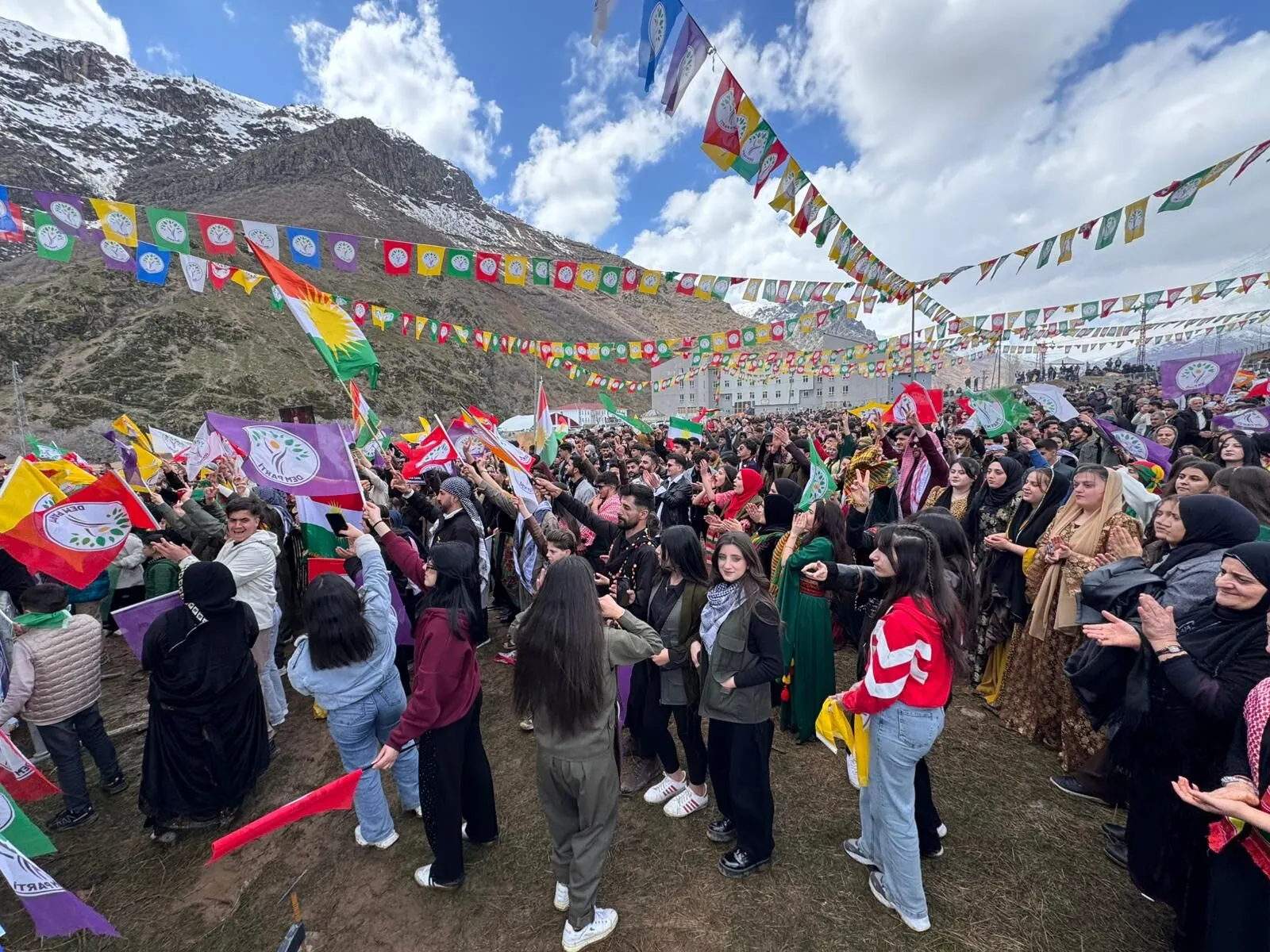 Şemdinli’de Newroz coşkuyla kutlandı