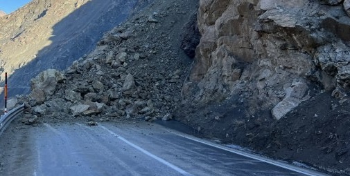 Hakkari karayolundaki heyelan böyle görüntülendi!