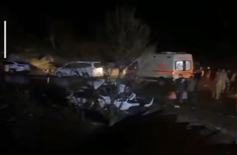 Şemdinli-Derecik Yolunda Kaza: 2 Kişi Yaralandı