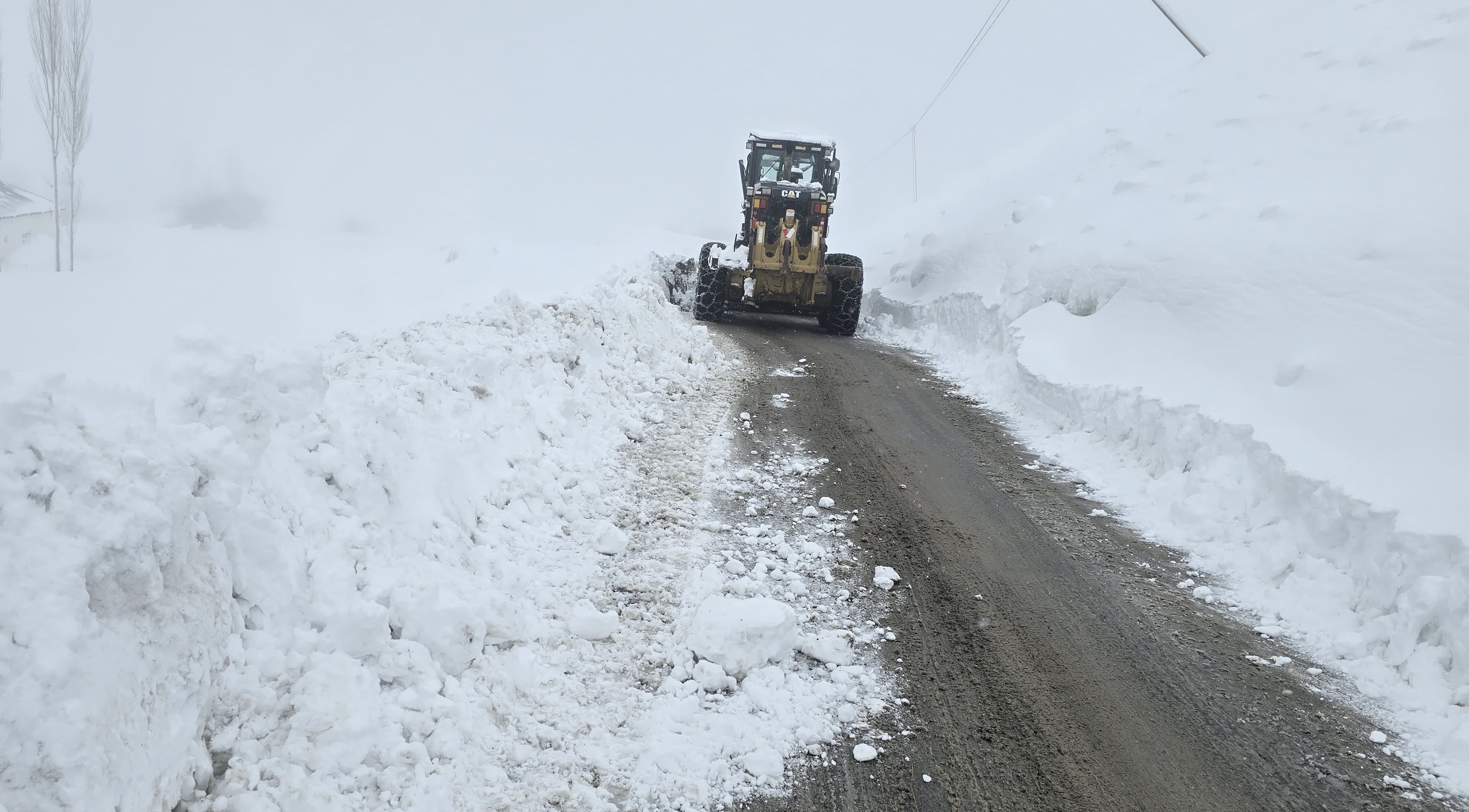 Hakkari’de 17 Köy ve 44 Mezra Yolu Ulaşıma Kapandı