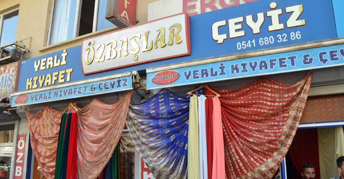 Yöresel kıyafette şıklığın adresi Özbaşlar Giyim