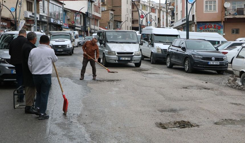 Hakkari’de Esnaf kendi imkanları ile yolları onarıyor