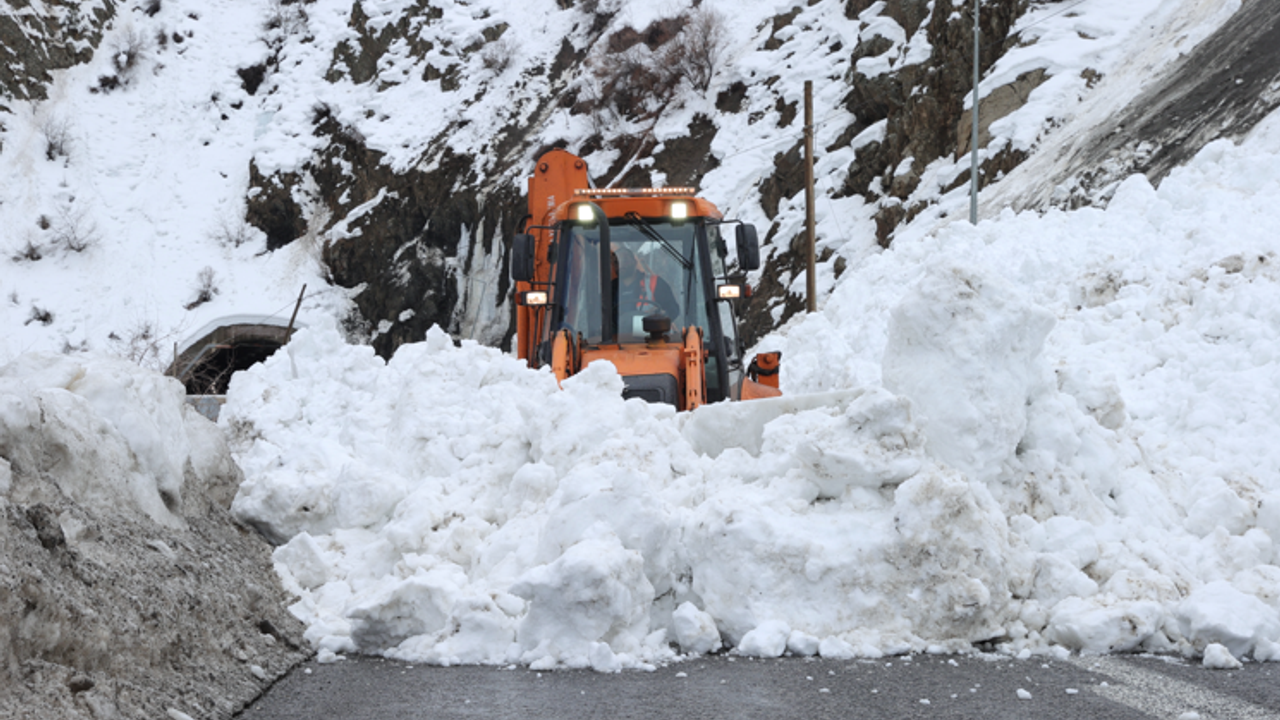 Hakkari-Van Yolunda Çığ: Yüzlerce Kişi Mahsur Kaldı (VİDEO)