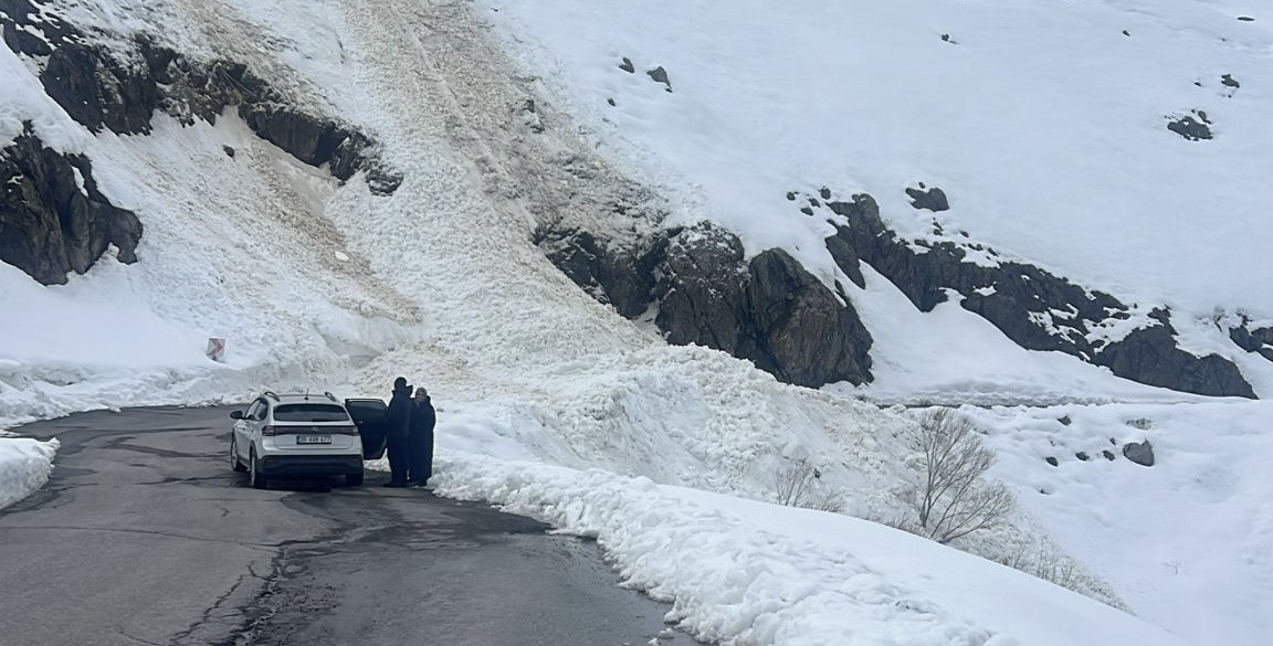 Hakkari Kayak merkezi yoluna çığ düştü!