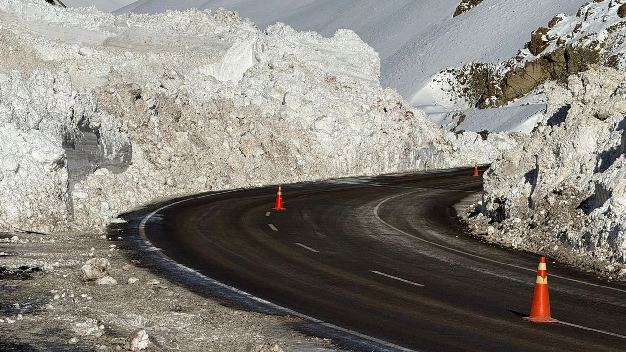 Hakkari-Van karayolu ulaşıma açıldı