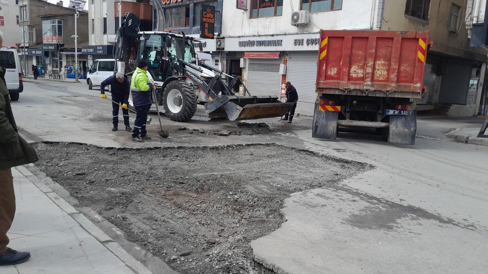 Hakkari’de Bozulan Yollar Onarılıyor