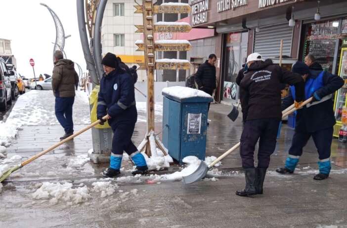 Hakkari Belediye Ekiplerin kar çalışması sürüyor