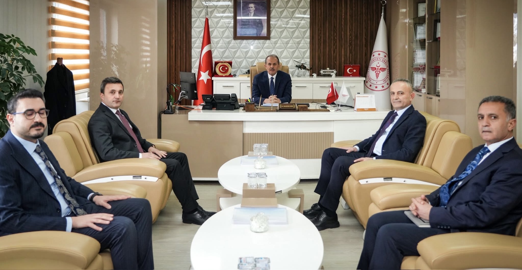 Hakkari Valisi İbrahim Taşyapan, İl Sağlık Müdürlüğü’nü ziyaret etti