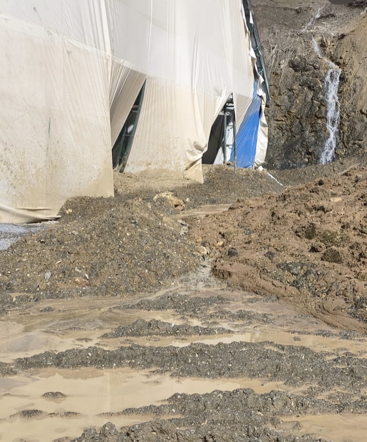 Hakkari’de yağış sonrası heyelan: Belediye ekipleri harekete geçti