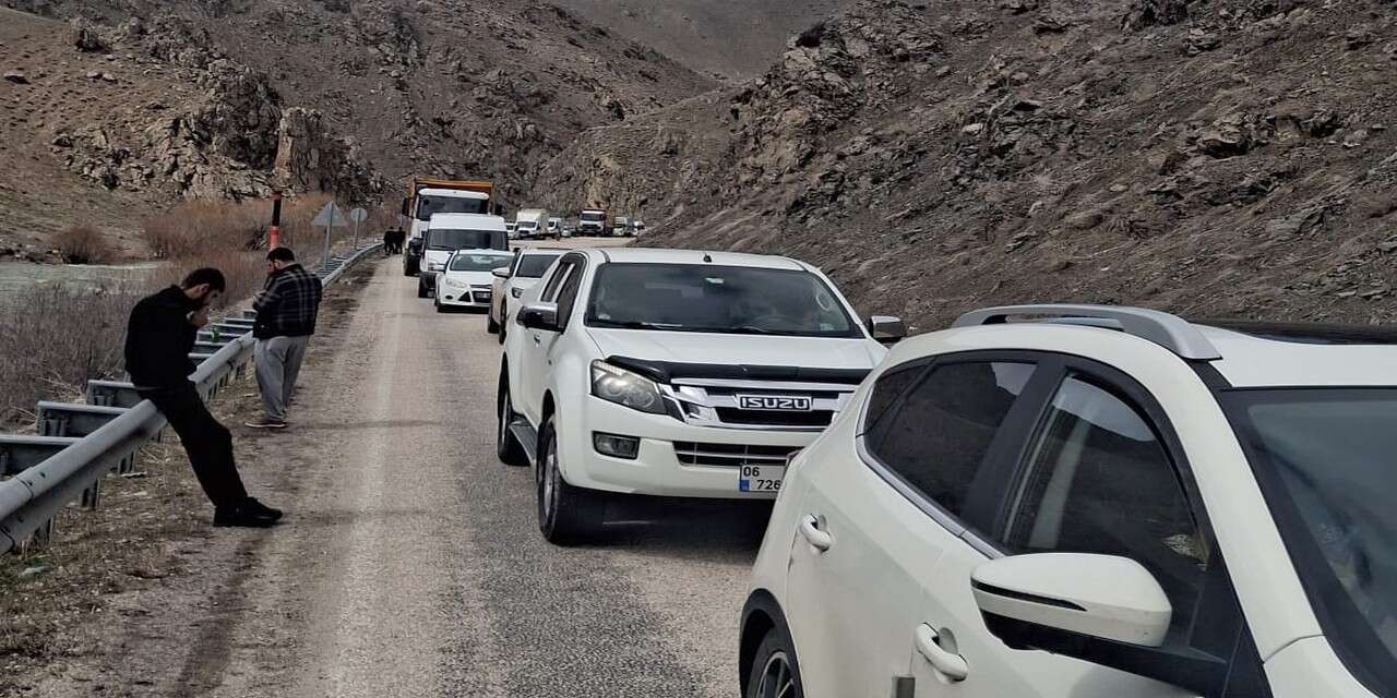 Hakkari-Yüksekova Karayolu Ulaşıma Kapatıldı