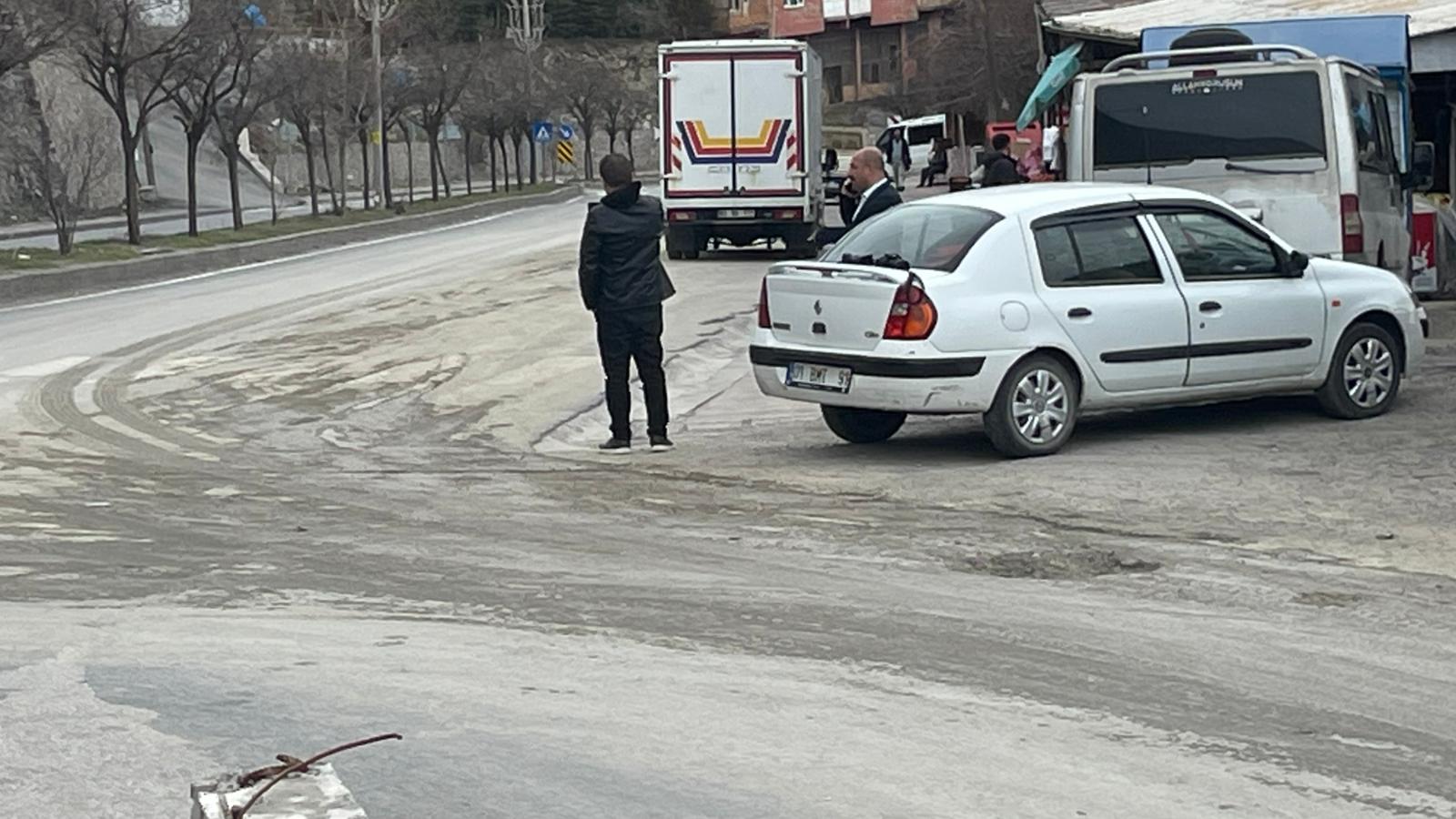 Hakkari’de Hafriyat Tepkisi: Karayolu Çamurla Kaplandı