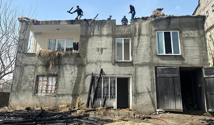 Yüksekova’da korkutan yangın: Ev kullanılamaz hale geldi