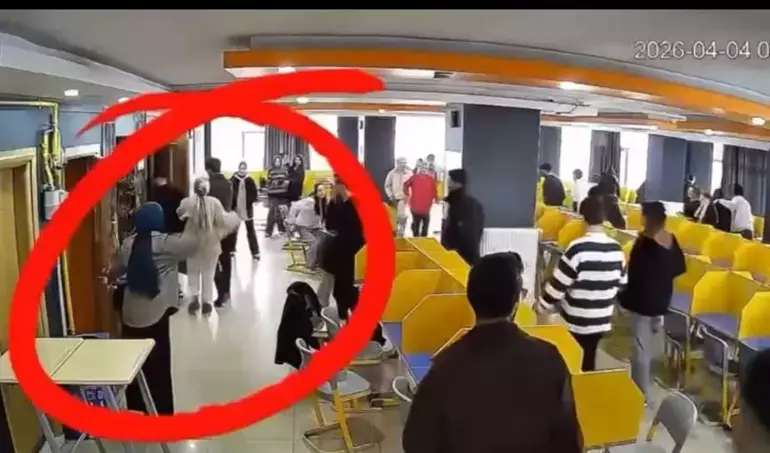 Van'daki depremde, öğrencilerin yaşadığı panik kamerada