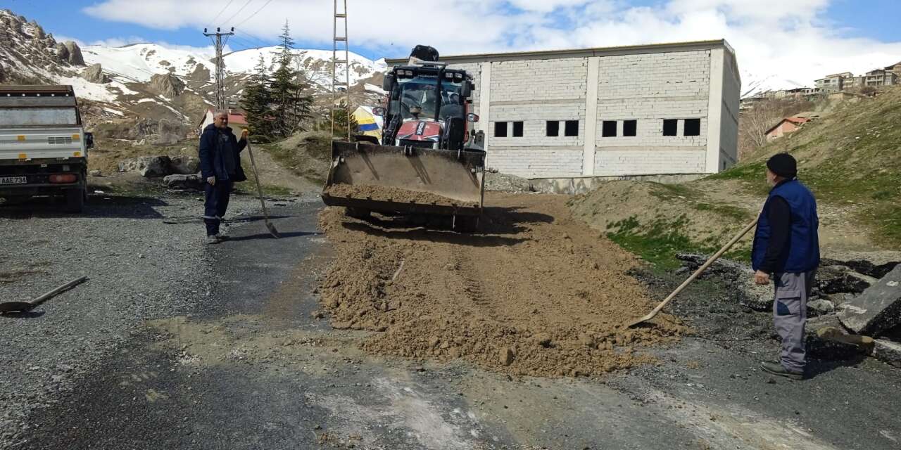 Hakkari’de Bozulan Yollara Müdahale!