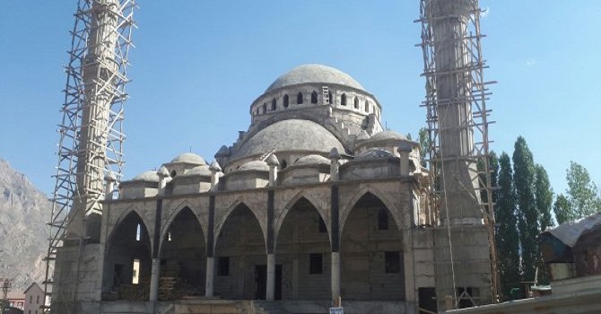 Hakkari’de yapımı devam eden cami inşaatı durdu