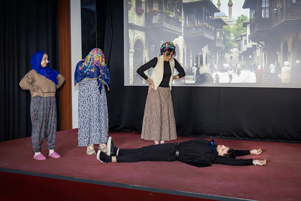 Hakkari’de öğrencilerden tiyatro gösterisi