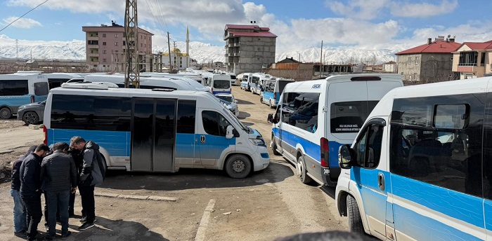 Yüksekova Belediyesi ile Kooperatif Anlaşamadı: Servisçiler Kontak Kapattı