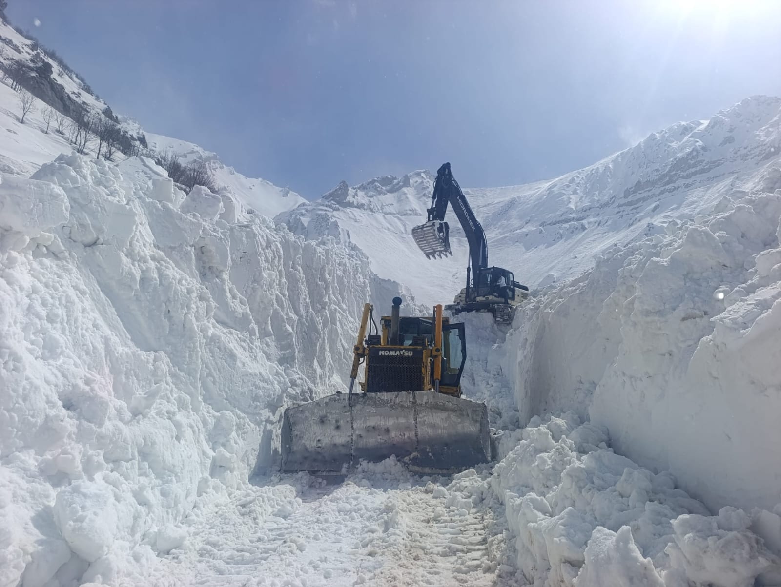 Hakkari’de nisan ayında kar mesaisi sürüyor