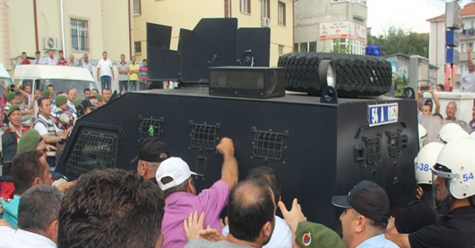 9 aylık hamile kadına tecavüz edip 11 aylık bebeğiyle öldüren 2 cani tutuklandı