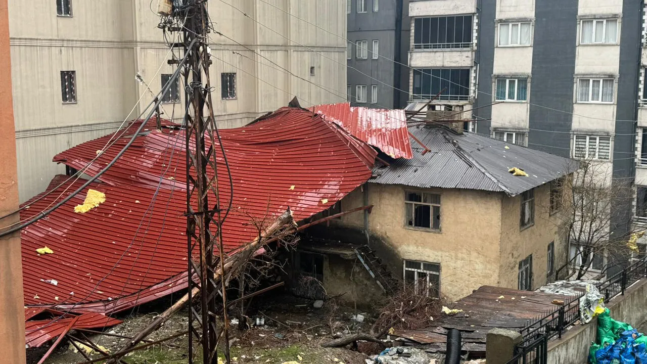 Şemdinli’de Fırtına Etkili Oldu: Çatılar Yerinden Söküldü