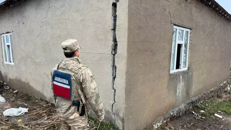Yüksekova'da yıldırım düşen evin duvarı boydan boya yarıldı