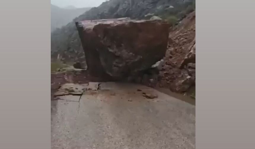 Şemdinli Yoluna Kaya Düştü: Ulaşım Durdu