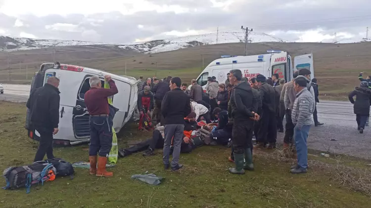 Van'da dağcıları taşıyan minibüs takla attı; 13 yaralı
