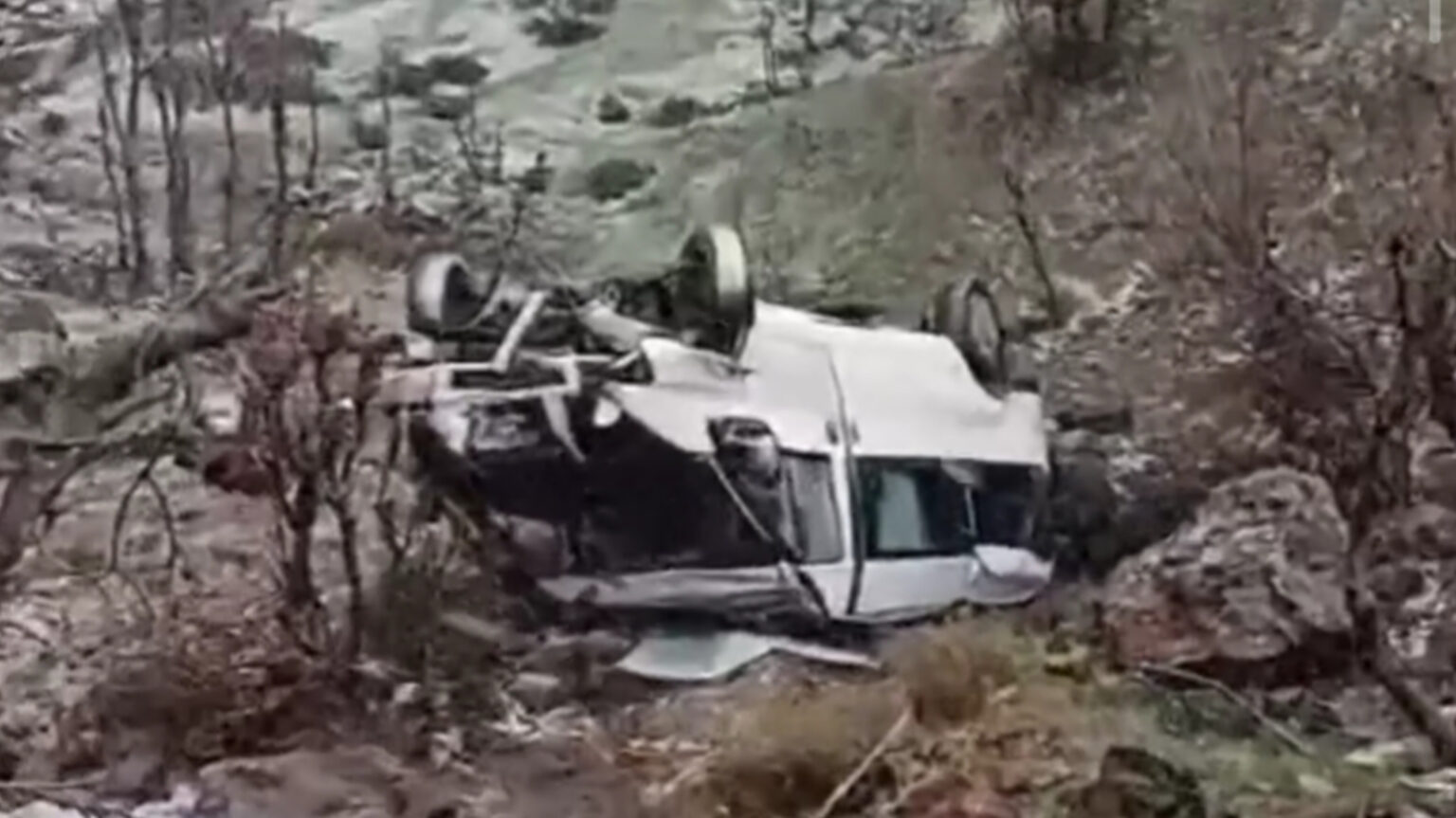 Hakkari’de Minibüs uçuruma yuvarlandı: Yaralılar var (VİDEO)