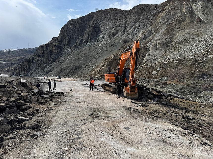 Hakkari Valiliğinden heyelan açıklaması