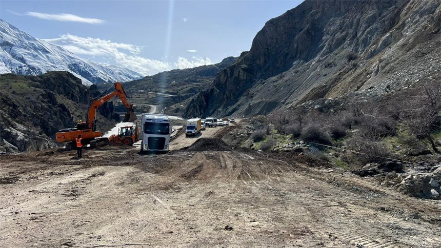 Hakkari-Van karayolu sürücüleri mağdur ediyor
