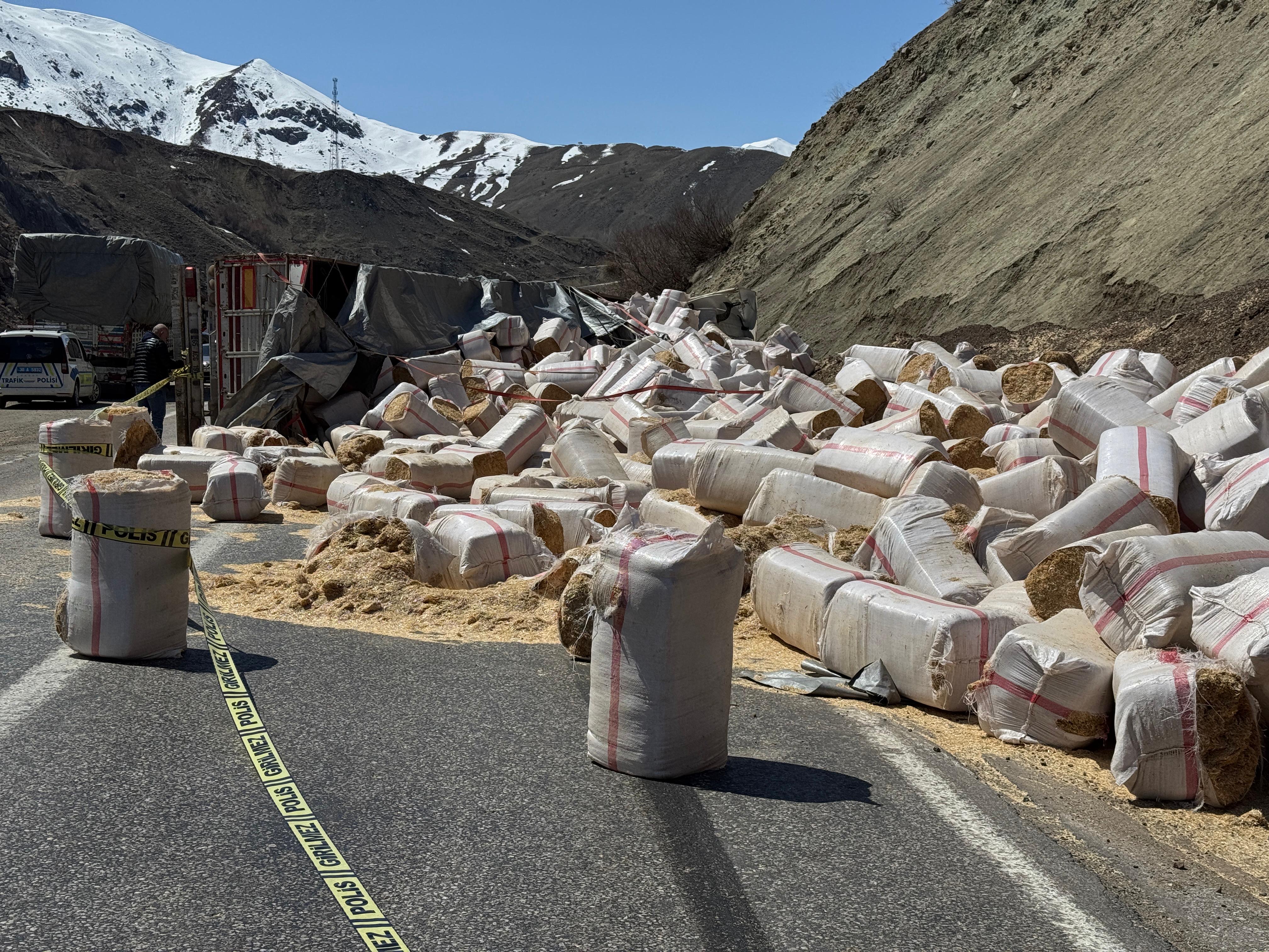 Hakkâri’de Trafik Kazası: Saman Yüklü Tır Devrildi