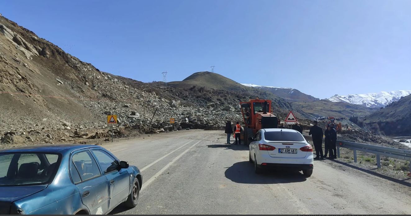 Hakkari–Van Karayoluna Heyelan: Yol Ulaşıma Kapandı