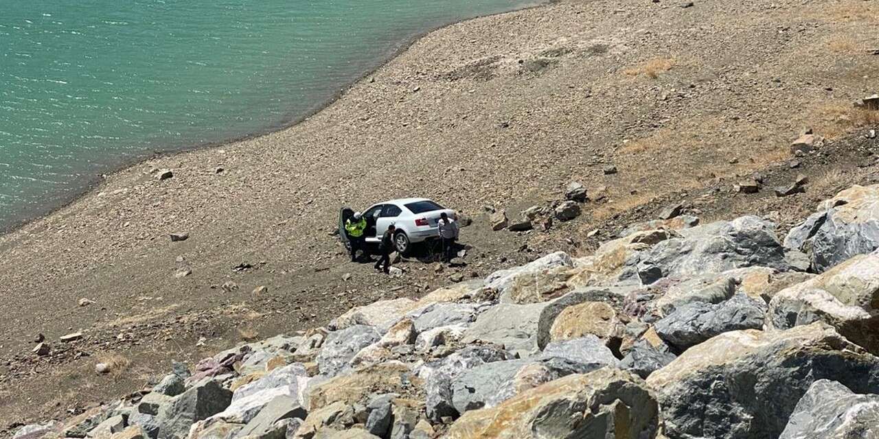 Hakkari-Van yolunda kaza: Araç şarampole yuvarlandı