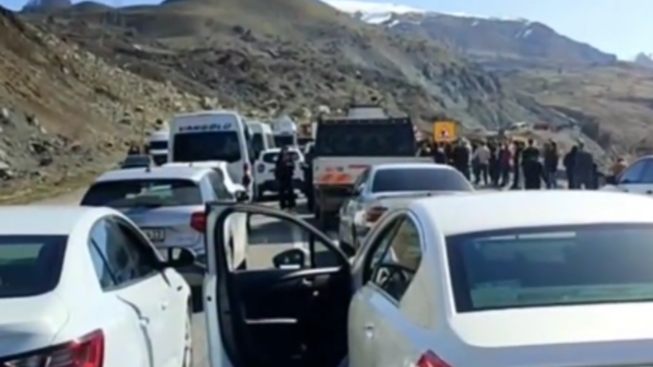 Hakkari’de Heyelan Sonrası Tepkiler Çığ Gibi: “Bu Çile Neden Bitmiyor?”