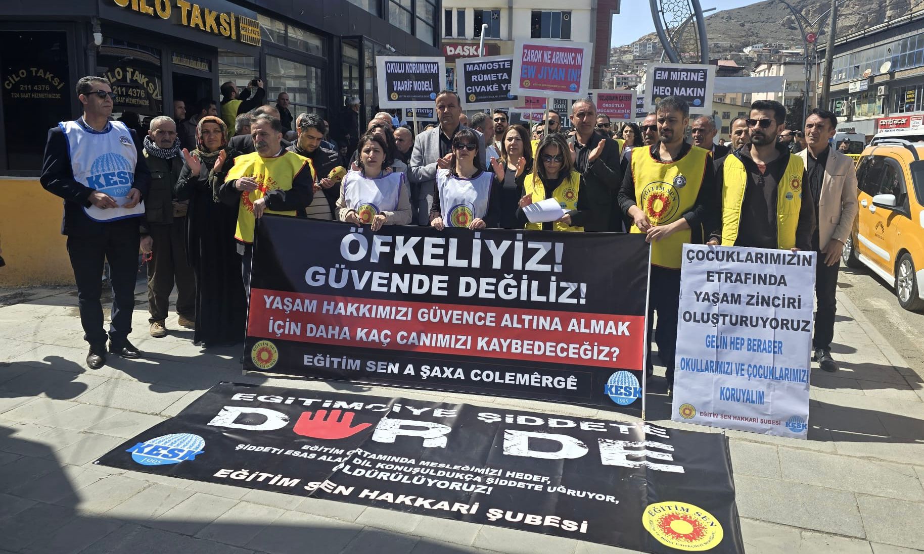 Hakkari’de Eğitimde Şiddete Tepki: Yürüyüş ve Oturma Eylemi
