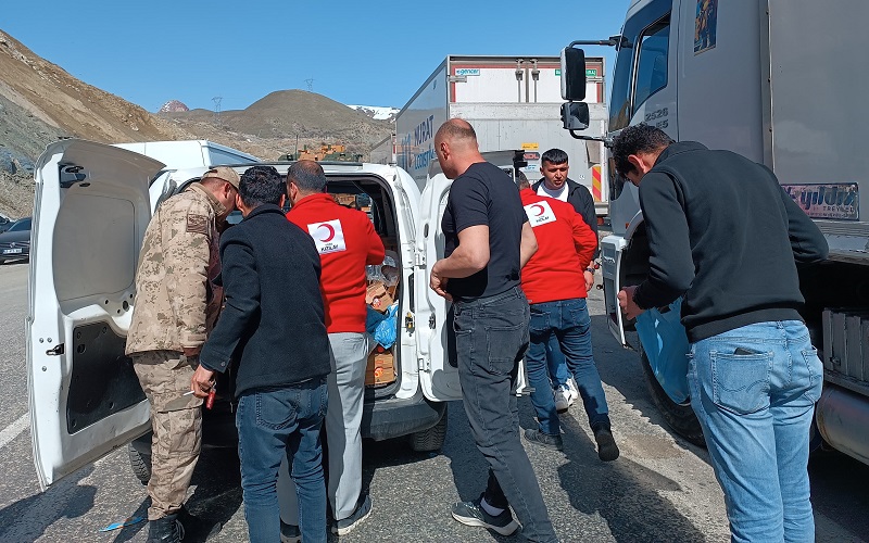Hakkari-Van yolunda mahsur kalanlara Kızılay’dan kumanya desteği!