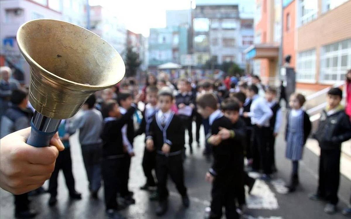 Zil Çaldı, Duyan var mı?