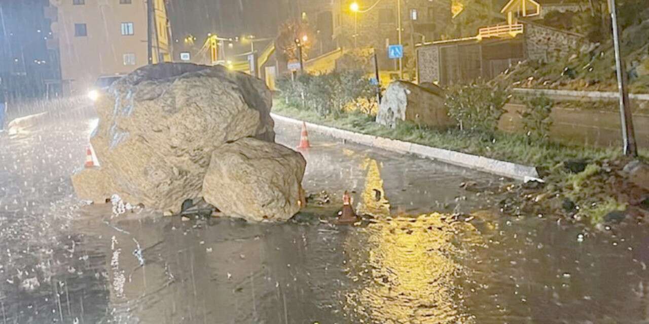Şemdinli'de tehlikeli anlar: Kaya parçaları kara yoluna düştü