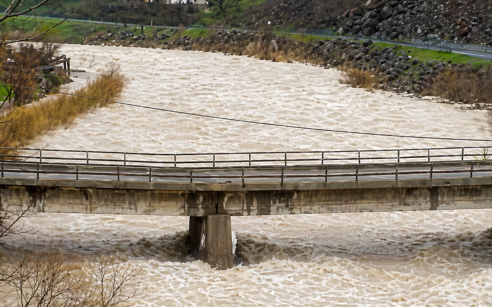 Hakkari'de Zap Suyu Yükseldi, Köprü Alarm Veriyor
