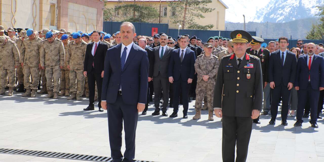 Hakkâri’de Kurtuluş Bayramı Törenlerle Kutlandı