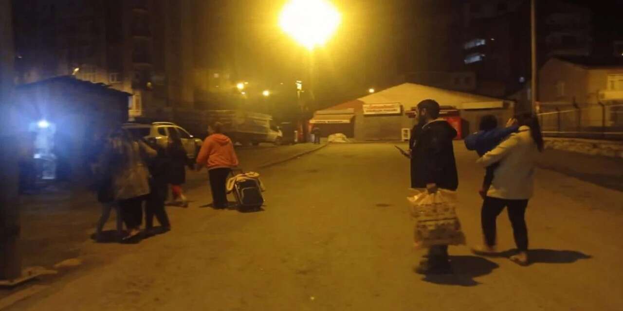 Hakkari'de yine deprem: Vatandaşlar Geceyi Dışarıda Geçirdi