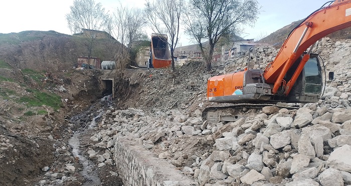 Hakkâri’de su baskınına neden olan dere için çalışma başlatıldı