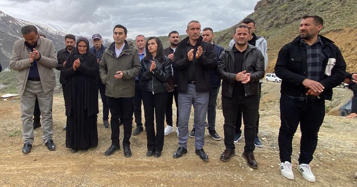 Hakkari milletvekili Parlak heyelan bögesinde: Bu Yol Neden Hâlâ Açılmadı?