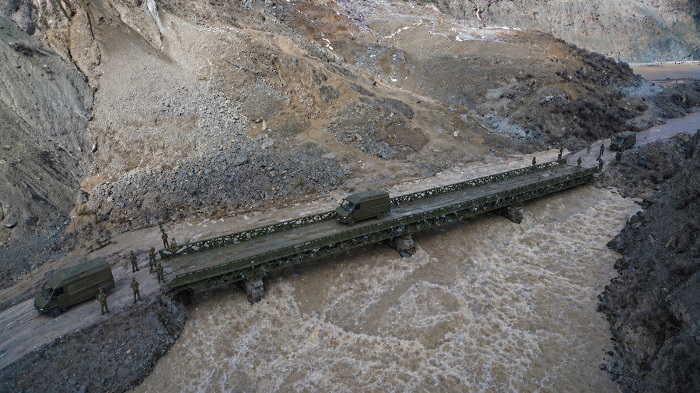 Hakkari-Van Yoluna Panel Köprü Kuruluyor