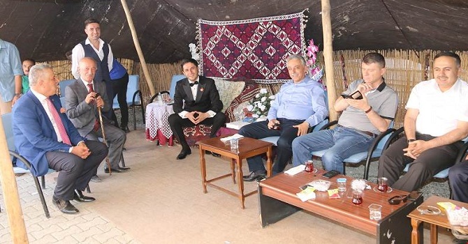 Vali Toprak, Öztunç ailesinin düğün törenine katıldı