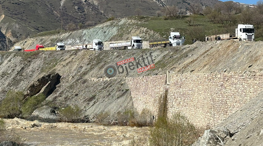 Hakkari'de Heyelan Bölgesine Sevkiyat: Panel Köprüler Tır’larla Geldi