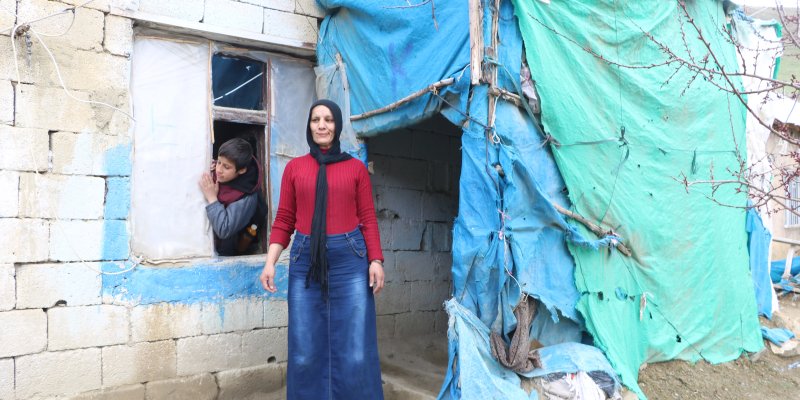 Yüksekova'da Yıkılmak üzere olan evde 6 kişilik ailenin yaşam mücadelesi